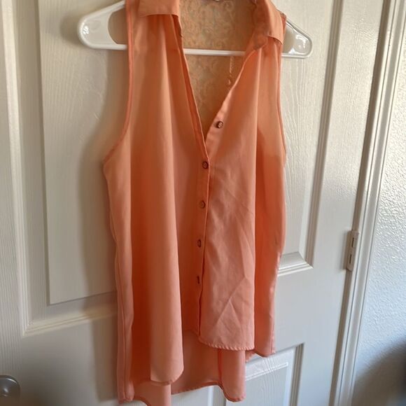 🔹4/$25 Sleeveless Peachy Button-Down Tank w/ Lace Back - Picture 4 of 7